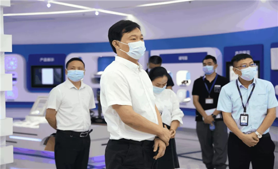 光明区委副书记、政法委书记张华伟莅临银河网上集团调研指导